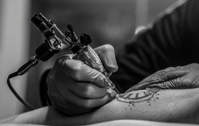 Wszystko, co musisz wiedzieć przed rozpoczęciem przygody z tatuowaniem – kompletny przewodnik dla początkujących