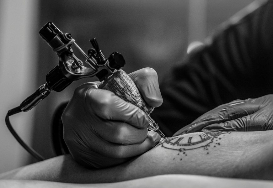 Wszystko, co musisz wiedzieć przed rozpoczęciem przygody z tatuowaniem – kompletny przewodnik dla początkujących