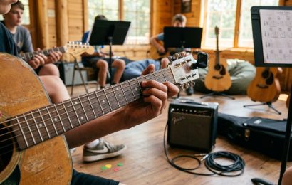 Obóz Gitarowy – Muzyczne Wakacje dla Młodych Pasjonatów Gitary Obóz Gitarowy – Muzyczne Wakacje dla Młodych Pasjonatów Gitary
